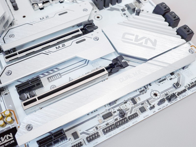 上了13代的车，花费万元攒高颜值主机，果然白色和RGB更配！