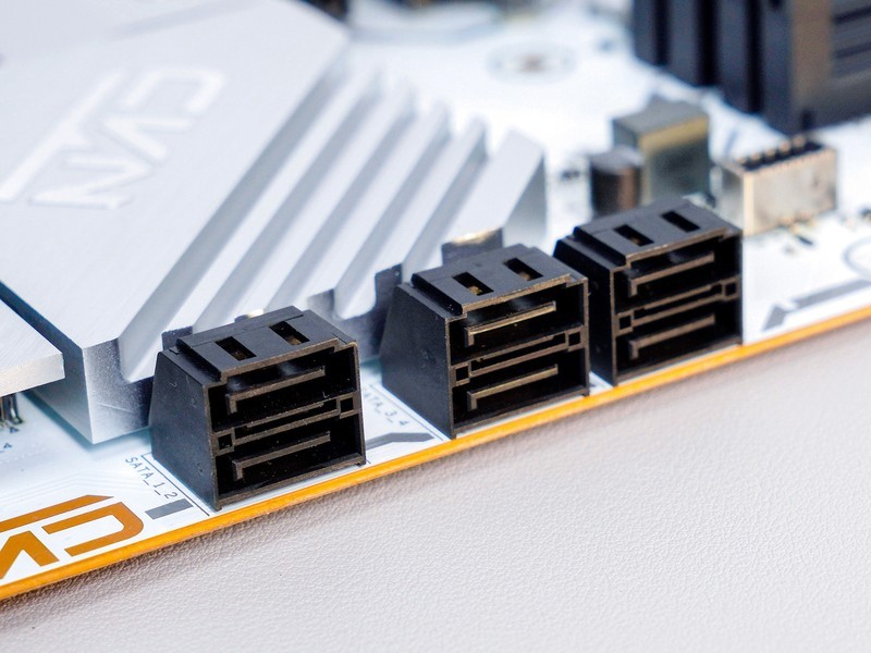 上了13代的车，花费万元攒高颜值主机，果然白色和RGB更配！