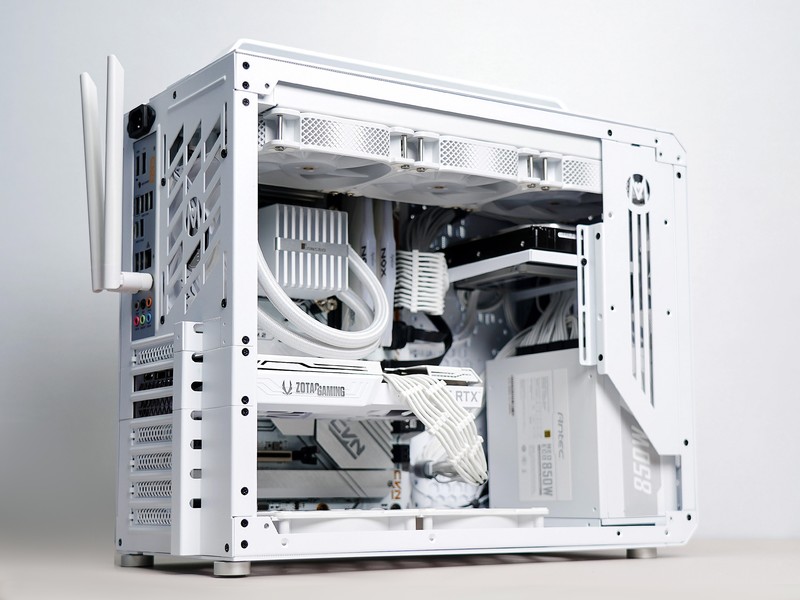 上了13代的车，花费万元攒高颜值主机，果然白色和RGB更配！