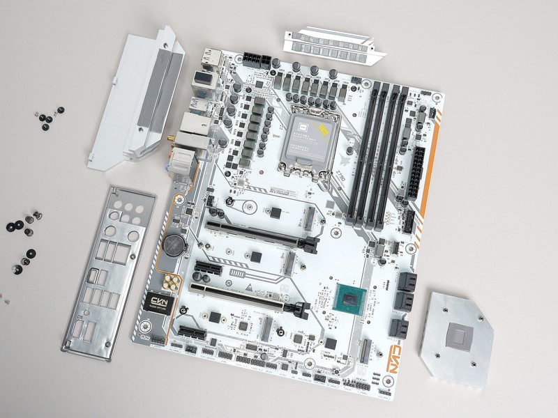 上了13代的车，花费万元攒高颜值主机，果然白色和RGB更配！