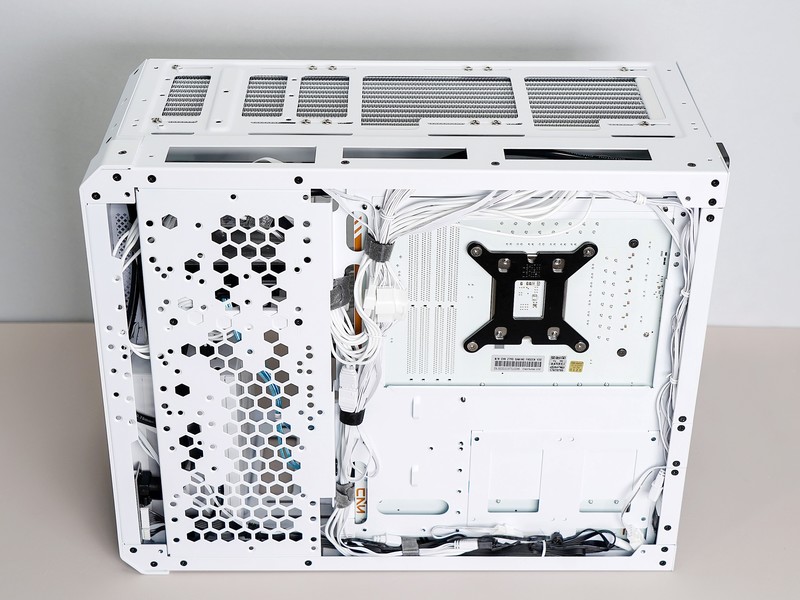 上了13代的车，花费万元攒高颜值主机，果然白色和RGB更配！