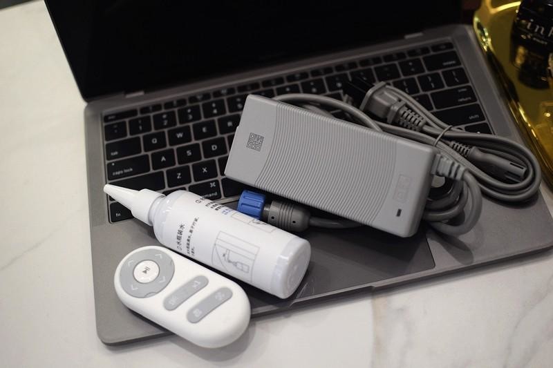 让擦窗更轻松 双向四喷头 赫特智能擦窗机器人W9