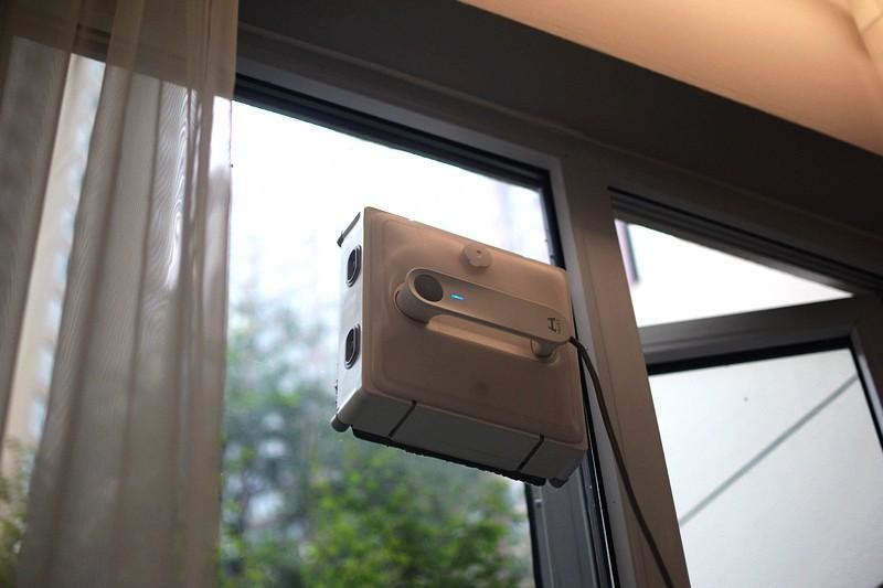 让擦窗更轻松 双向四喷头 赫特智能擦窗机器人W9