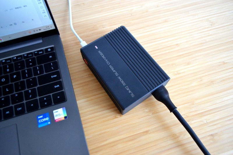 最高330W，体积只有游戏本充电器一半！SlimQ F330W氮化镓评测