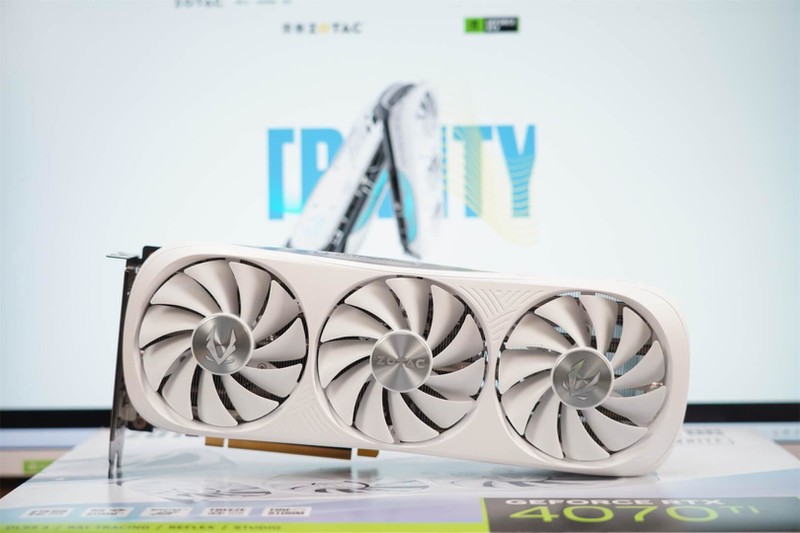 纯白之风，性能之巅：索泰 RTX 4070 Ti TRINITY OC 月白显卡体验