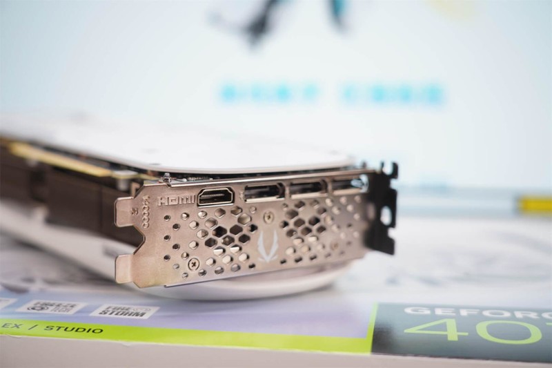 纯白之风，性能之巅：索泰 RTX 4070 Ti TRINITY OC 月白显卡体验