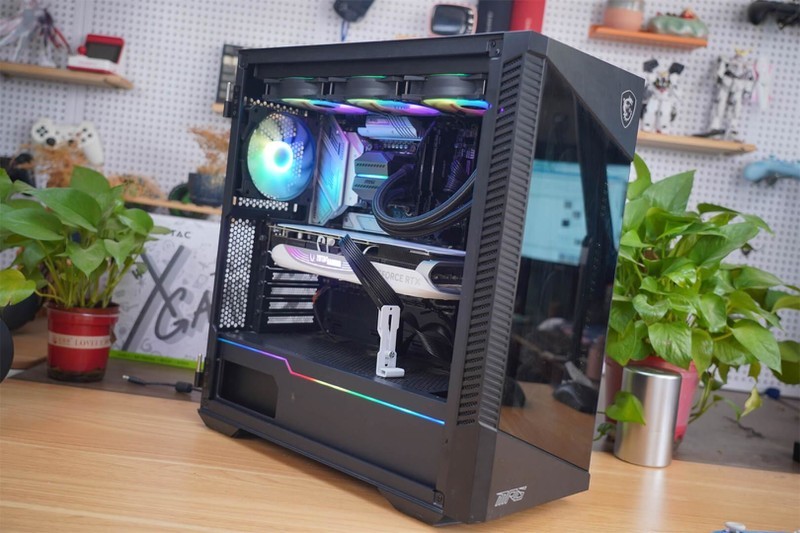 纯白之风，性能之巅：索泰 RTX 4070 Ti TRINITY OC 月白显卡体验