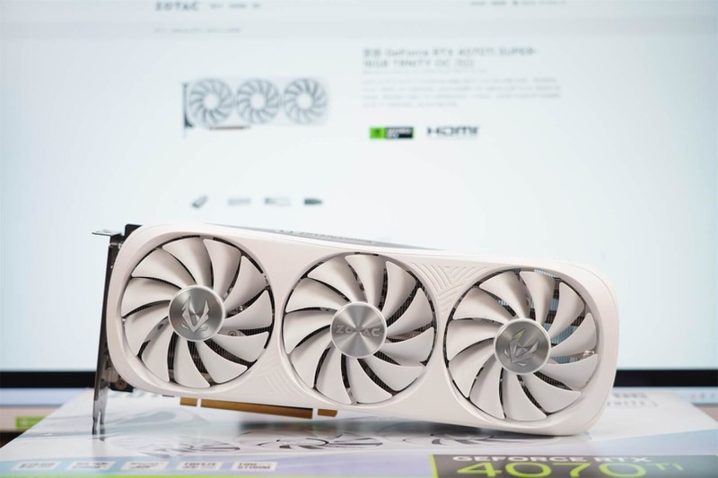 纯白之风，性能之巅：索泰 RTX 4070 Ti TRINITY OC 月白显卡体验