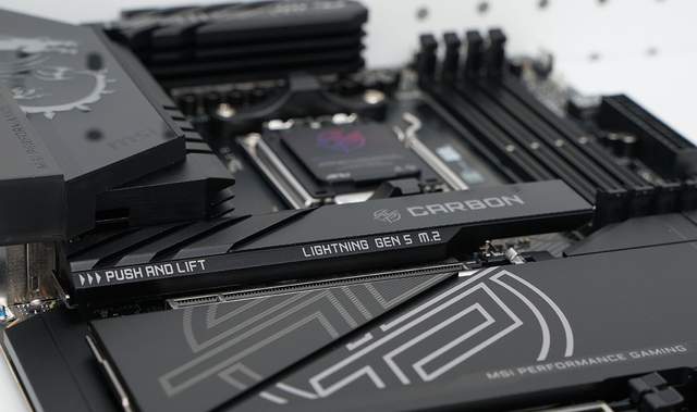 微星MPG X870E CARBON WIFI开箱 锐龙9000的最佳拍档？