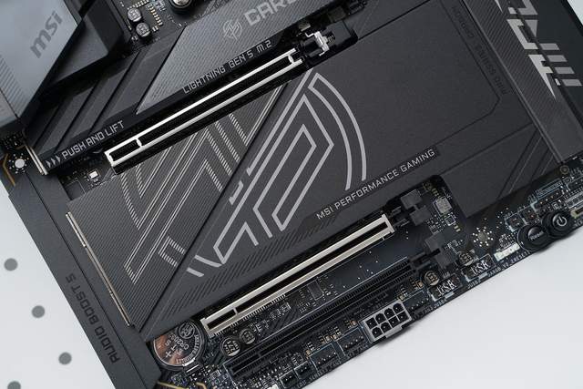 微星MPG X870E CARBON WIFI开箱 锐龙9000的最佳拍档？