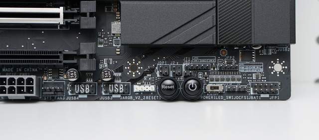 微星MPG X870E CARBON WIFI开箱 锐龙9000的最佳拍档？