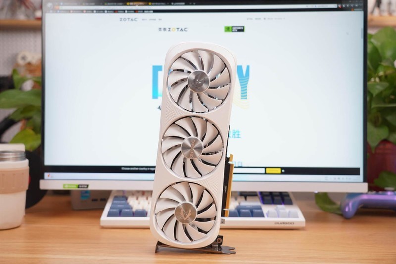 纯白之风，性能之巅：索泰 RTX 4070 Ti TRINITY OC 月白显卡体验