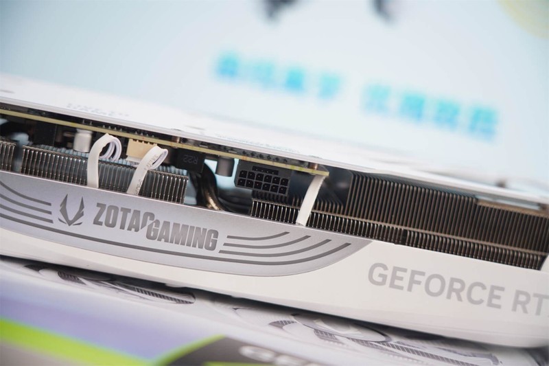 纯白之风，性能之巅：索泰 RTX 4070 Ti TRINITY OC 月白显卡体验