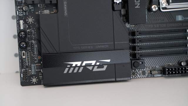 微星MPG X870E CARBON WIFI开箱 锐龙9000的最佳拍档？