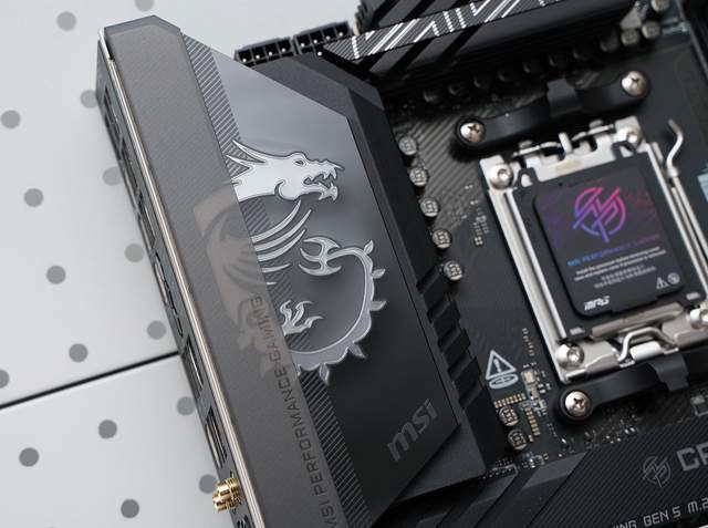 微星MPG X870E CARBON WIFI开箱 锐龙9000的最佳拍档？