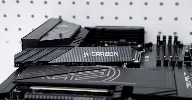 微星MPG X870E CARBON WIFI开箱 锐龙9000的最佳拍档？