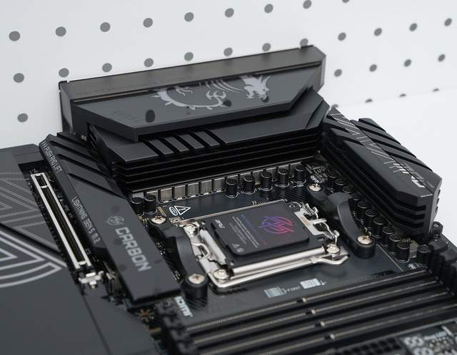 微星MPG X870E CARBON WIFI开箱 锐龙9000的最佳拍档？