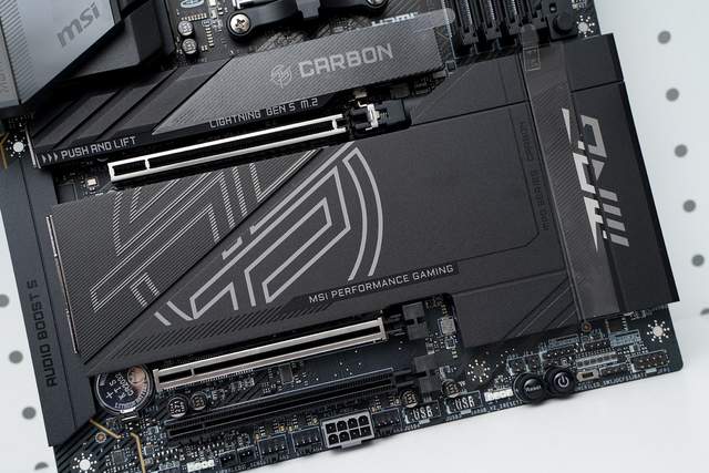 微星MPG X870E CARBON WIFI开箱 锐龙9000的最佳拍档？