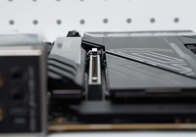 微星MPG X870E CARBON WIFI开箱 锐龙9000的最佳拍档？