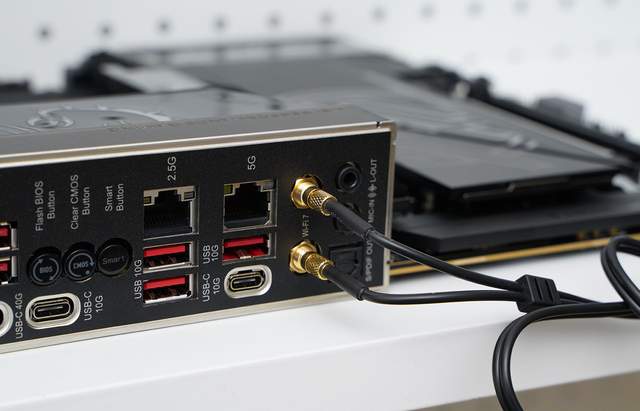 微星MPG X870E CARBON WIFI开箱 锐龙9000的最佳拍档？