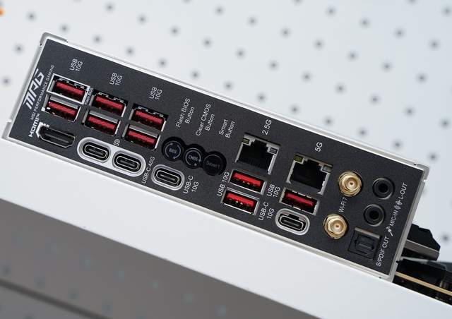 微星MPG X870E CARBON WIFI开箱 锐龙9000的最佳拍档？