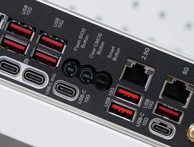 微星MPG X870E CARBON WIFI开箱 锐龙9000的最佳拍档？