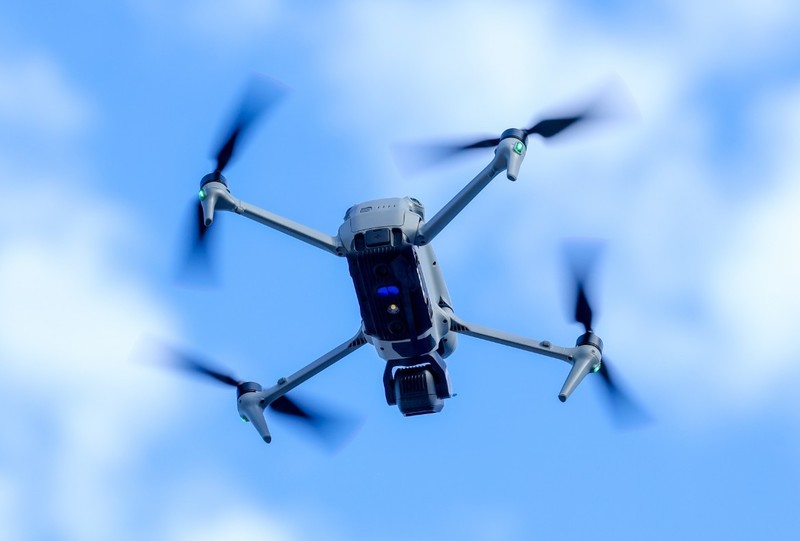 当车企内卷 “冰箱彩电”，比亚迪给车装 “翅膀” 上天了！