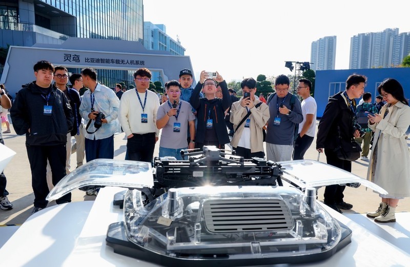 当车企内卷 “冰箱彩电”，比亚迪给车装 “翅膀” 上天了！