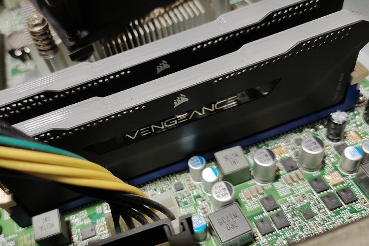 64GB DDR4大容量真香：美商海盗船复仇者RGB PRO SL DDR4 3200MHz内存开箱评测