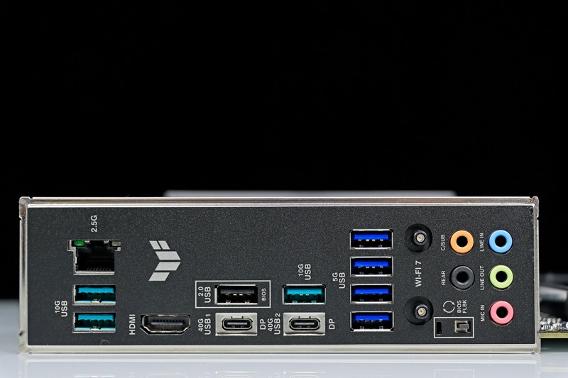 AMD R9 9950X3D 真强！搭配华硕 TUF X870-PLUS 与 索泰 RTX 5080