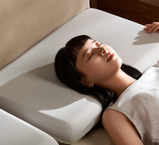 用性价比搅局市场！米家记忆绵深睡枕发布：百元出头送礼好选择