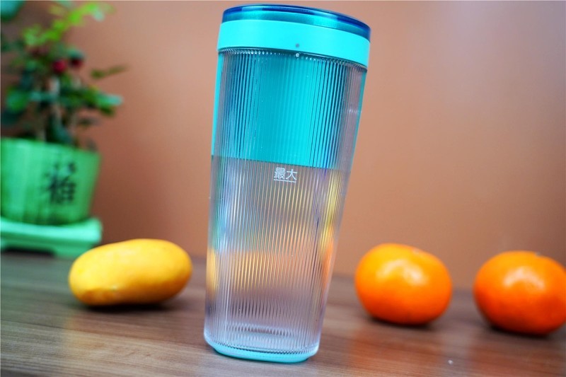 果汁奶昔自己做，健健康康好生活--摩飞无线充电榨汁机分享！