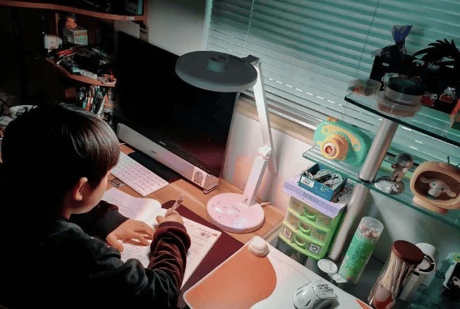 学生台灯哪个品牌更护眼？口碑爆棚护眼台灯品牌推荐，全方位测评