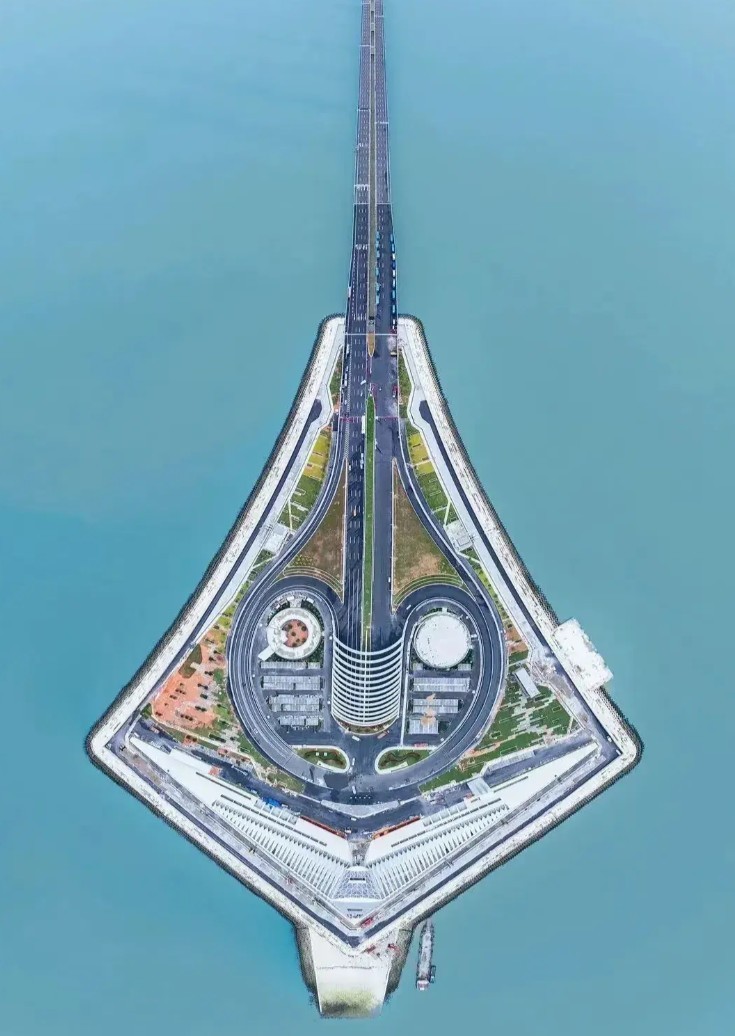 桥接梦想，车行未来：深中通道通车与中国品牌仰望U8的辉煌时刻