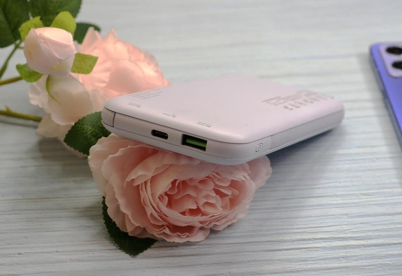 超小便携自带线，素乐自带线快充充电宝让出行更方便