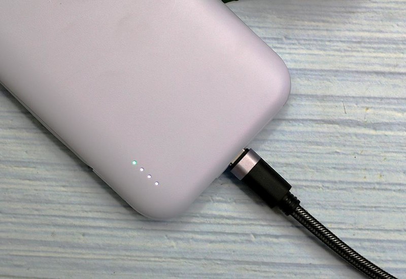 超小便携自带线，素乐自带线快充充电宝让出行更方便