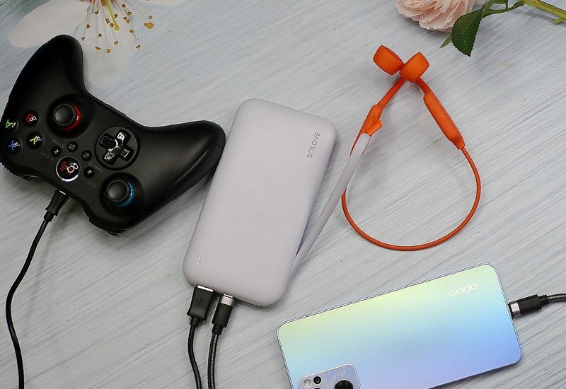 超小便携自带线，素乐自带线快充充电宝让出行更方便