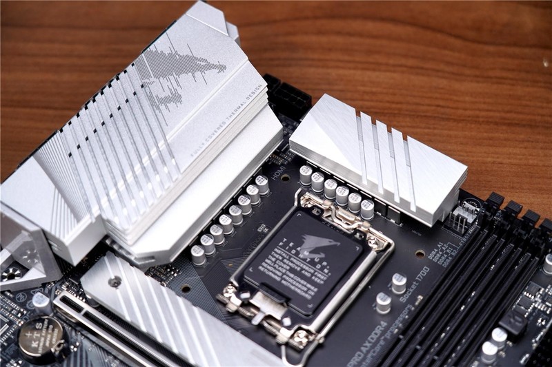 玩家最爱主板来袭，性价比高，性能强悍—技嘉雪雕B660M 分享