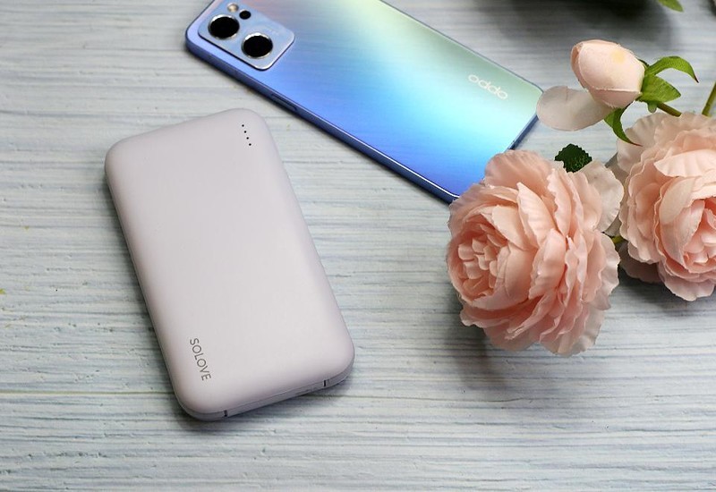 超小便携自带线，素乐自带线快充充电宝让出行更方便