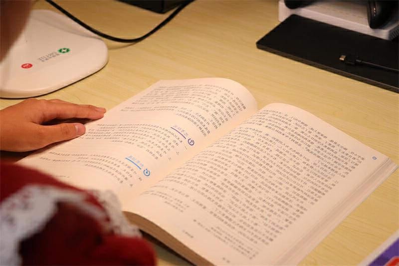 护眼灯推荐，独创NIR红光越用越健康！爱德华天使之光2专科级体验