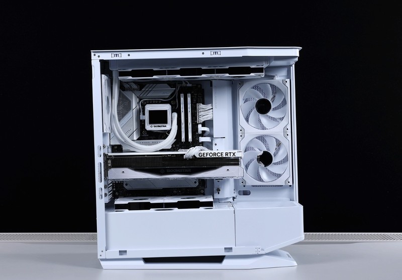 大男孩的专属浪漫，是机箱也是手办展示柜：骨伽星舰搭配4080S装机