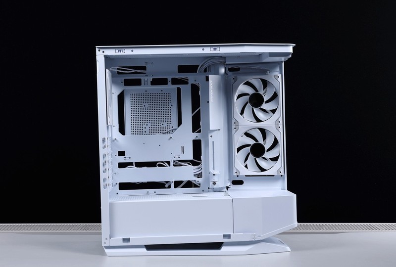 大男孩的专属浪漫，是机箱也是手办展示柜：骨伽星舰搭配4080S装机