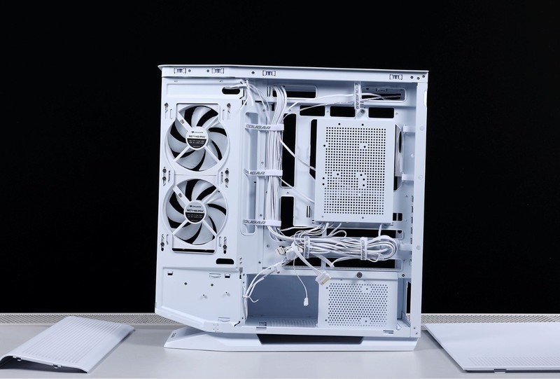 大男孩的专属浪漫，是机箱也是手办展示柜：骨伽星舰搭配4080S装机