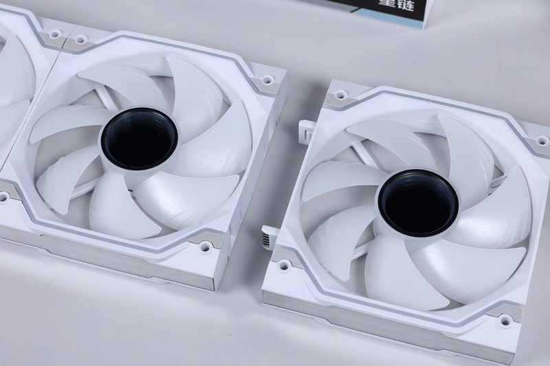 大男孩的专属浪漫，是机箱也是手办展示柜：骨伽星舰搭配4080S装机