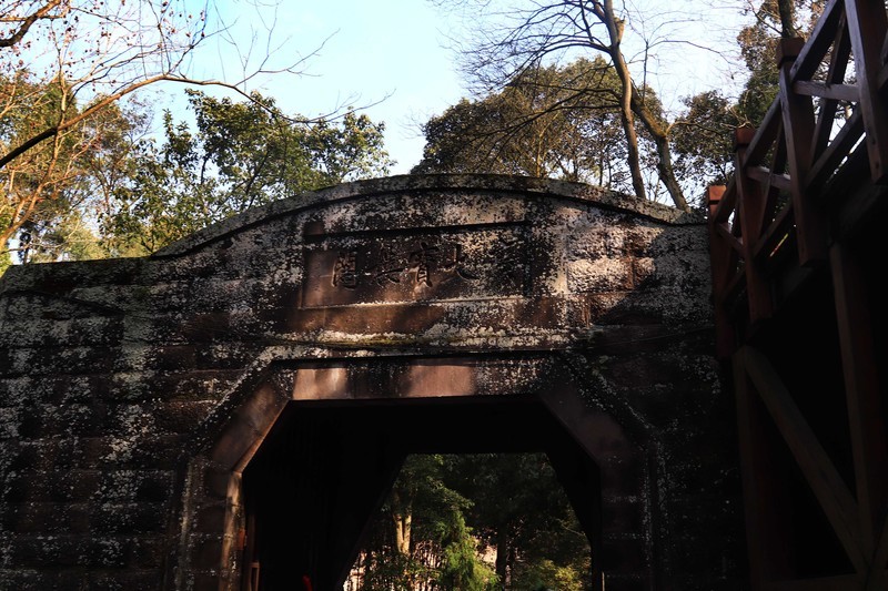 游览重庆大足宝顶山石刻（一）