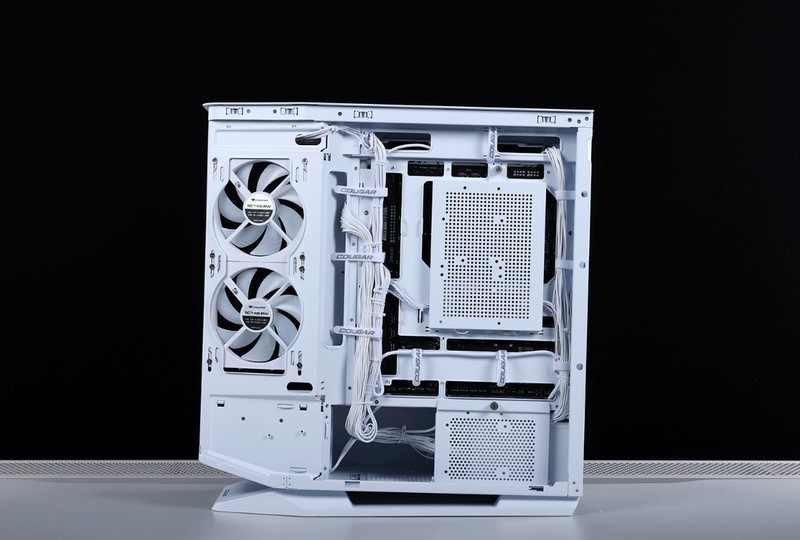 大男孩的专属浪漫，是机箱也是手办展示柜：骨伽星舰搭配4080S装机