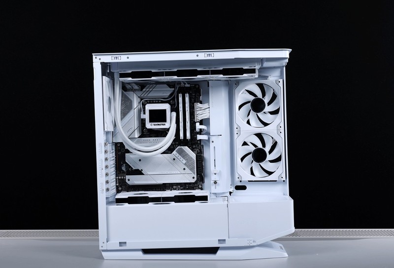 大男孩的专属浪漫，是机箱也是手办展示柜：骨伽星舰搭配4080S装机