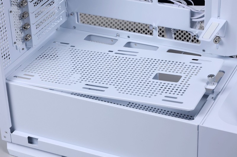 大男孩的专属浪漫，是机箱也是手办展示柜：骨伽星舰搭配4080S装机