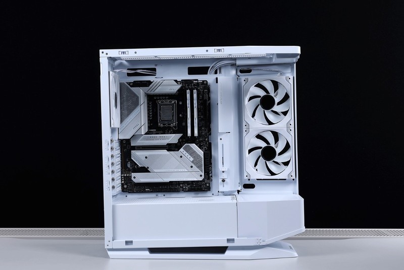 大男孩的专属浪漫，是机箱也是手办展示柜：骨伽星舰搭配4080S装机