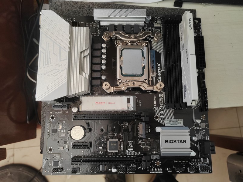 国庆节不能去旅游，继续在家装机，一咬牙，换了映泰b760朱雀。